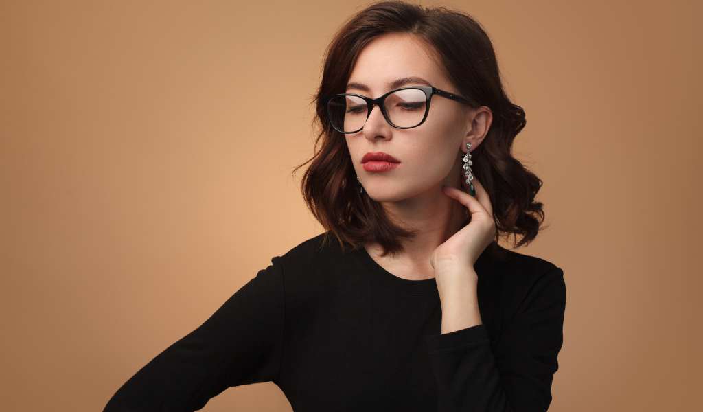 איפור לנשים עם משקפיים