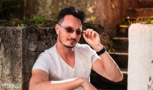 מה הם עדשות מתכהות